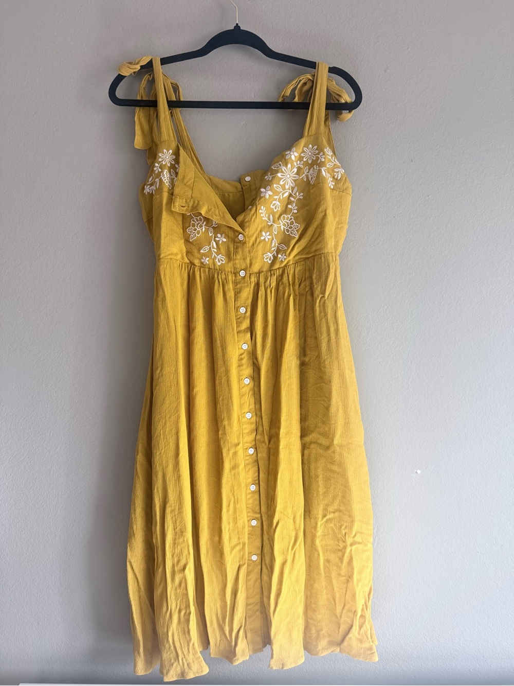 Embroidered White Flower Botton-up Dress